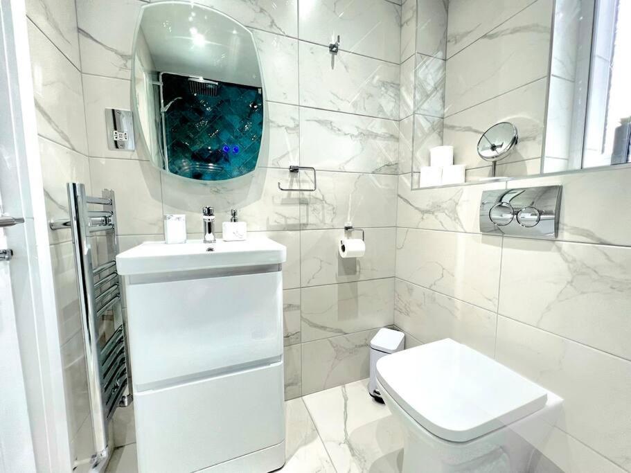 Quirky, Family Home In Glasgow Cardonald Bagian luar foto