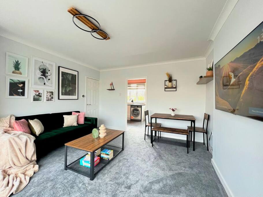 Quirky, Family Home In Glasgow Cardonald Bagian luar foto
