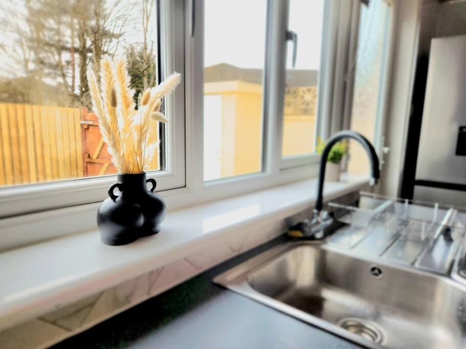 Quirky, Family Home In Glasgow Cardonald Bagian luar foto