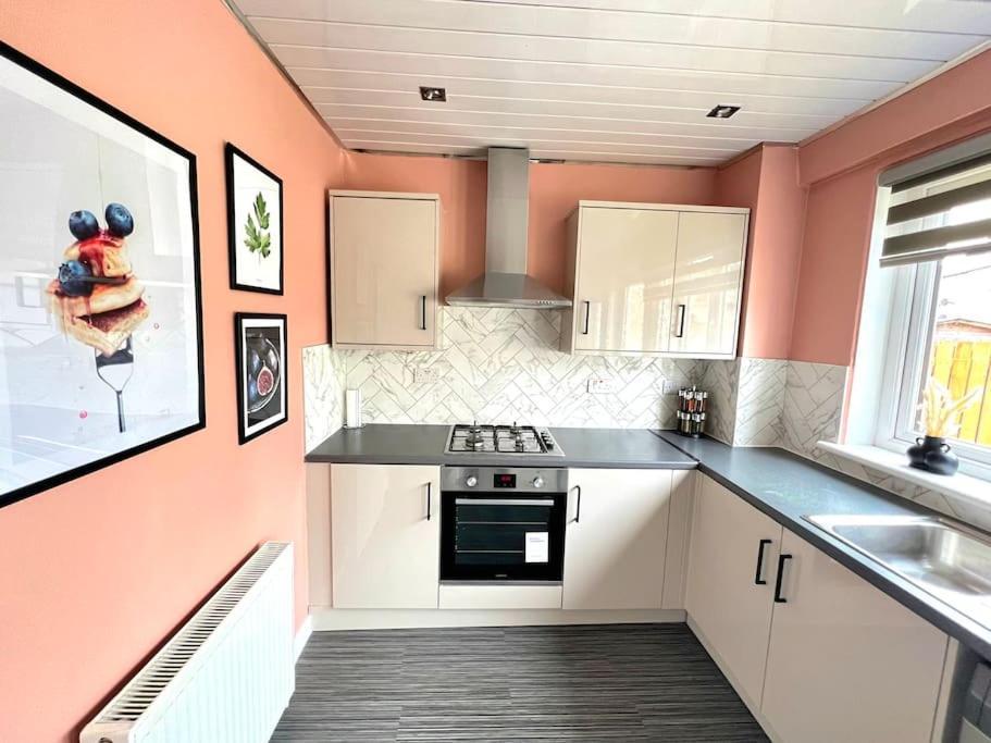 Quirky, Family Home In Glasgow Cardonald Bagian luar foto