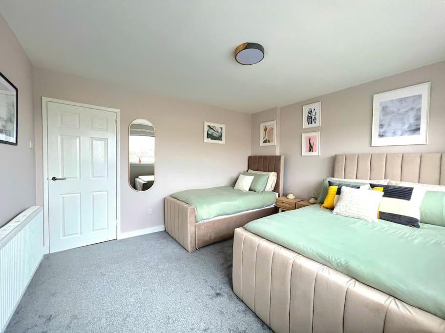 Quirky, Family Home In Glasgow Cardonald Bagian luar foto