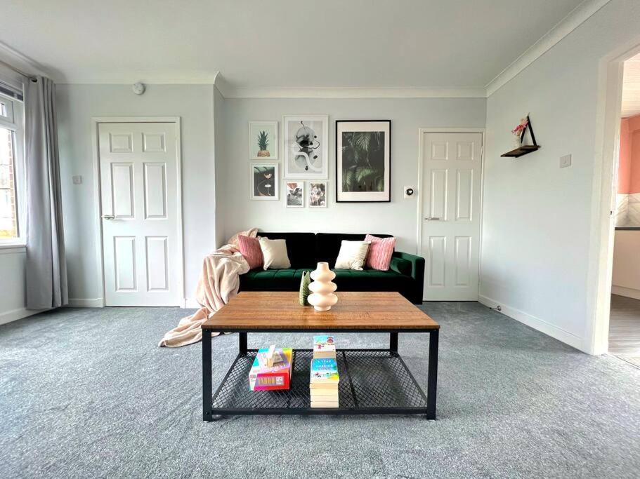 Quirky, Family Home In Glasgow Cardonald Bagian luar foto