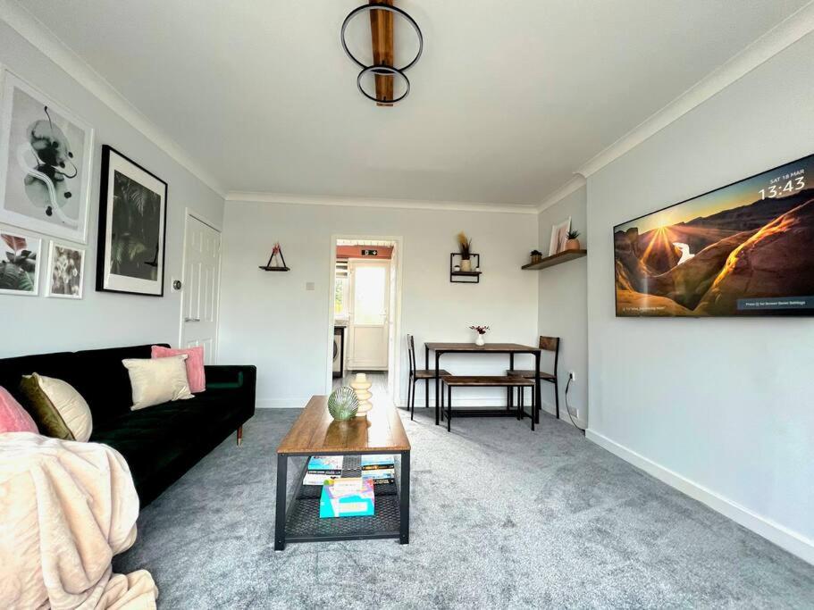 Quirky, Family Home In Glasgow Cardonald Bagian luar foto